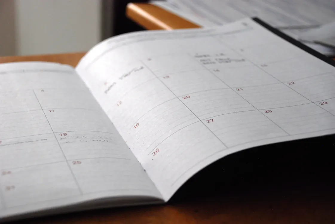 Agenda mensual abierta con los días en blanco
