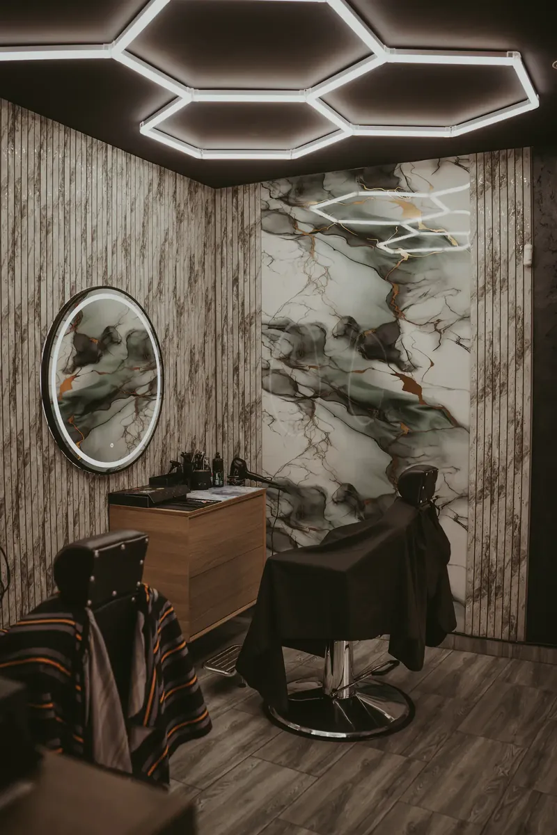 Salón de belleza con paredes de mármol