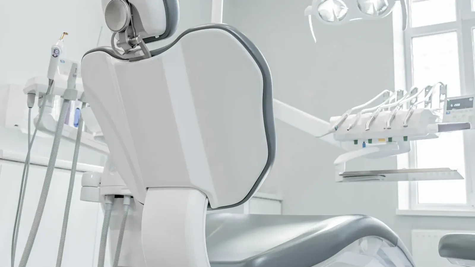 Sillón de una clínica dental luminosa